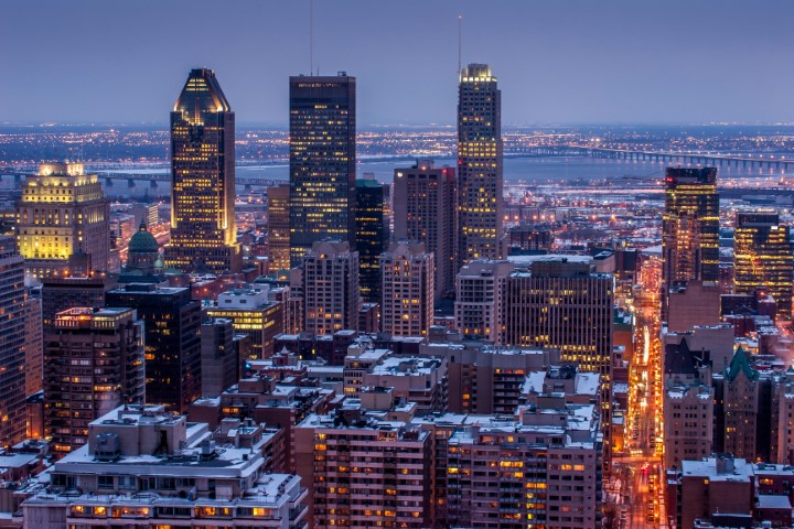 Vue aérienne du centre-ville de Montréal au crépuscule